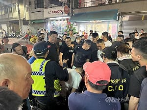 大甲媽回鑾插曲　醉男推擠民眾咆哮遭警壓制管束