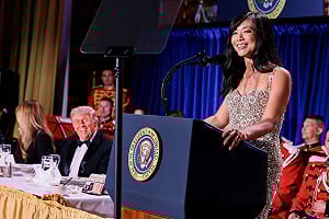 (影) 「她」爆紅了! 白宮記協晚宴槍擊陷大逃命 這記者亂竄撞倒川普成焦點