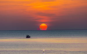 淡江大橋上俯瞰「酒杯夕陽」！夢幻落日染紅淡水河震撼萬人