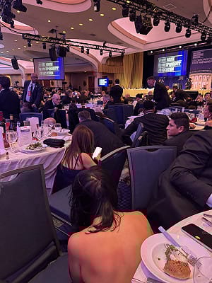 (影) 維安大破口？槍擊、疏散、偷酒直播全拍下 川普撤離前「卡片動作」曝光