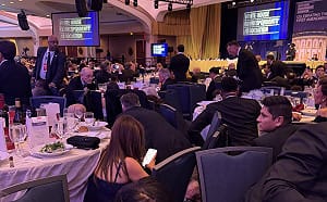 (影) 維安大破口？槍擊、疏散、偷酒直播全拍下 川普撤離前「卡片動作」曝光