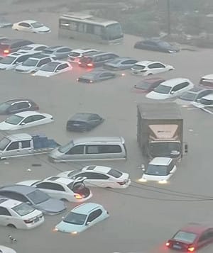 中國今年首個城市大淹水! 廣西欽洲強降雨 交通癱瘓、低窪地驚見「瀑布」