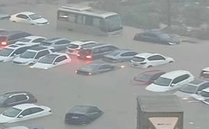 中國今年首個城市大淹水! 廣西欽州強降雨 交通癱瘓、低窪地驚見「瀑布」