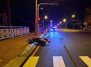 苗栗縣公館鄉自撞電桿事故　機車騎士送醫不治