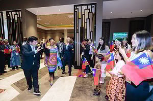 實地見證台史智慧醫療及農漁合作  特使林佳龍結束訪史行程返台