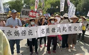 名間自救會抗議會議程序遭強制驅離　時力發言人遭架離多處挫傷