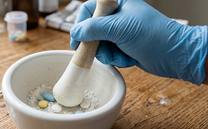 醫院拒磨粉   媽媽上網開罵！陳志金力挺藥師：情緒勒索最壞身教