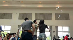 (影)名間焚化爐環評衝突！南投環保局拒農業試驗 茶農怒射紙飛機抗議