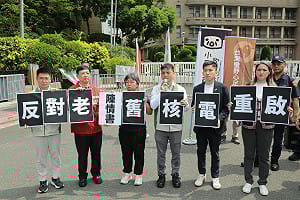 台灣前進偕民團再赴行政院 要求重啟核電「必須環評」  