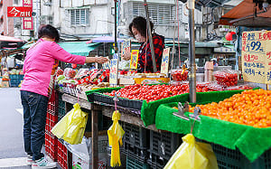 塑膠袋用量高，市場攤商「限塑令」成關鍵！減塑原地踏步 環境部應出手控管供需