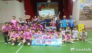(影)廖偉翔牽線民間資源  捐贈1,800顆羽球 助長安國小羽球隊揮拍追夢