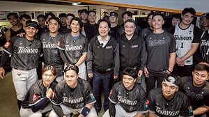 總統維安特勤偷「峮峮」簽名球、護照套！北檢偵結起訴