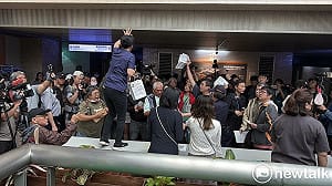 快訊》社子島自救會再赴市府抗議爆衝突：說好的登記發言呢？ 