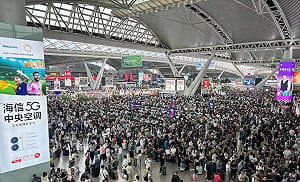 (影) 中國五一黃金週報出遊潮 景區爆滿遊客被迫睡飯店大廳