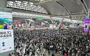 (影) 中國五一黃金週報出遊潮 景區爆滿遊客被迫睡飯店大廳