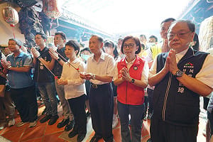 盧秀燕致贈萬和宮「萬和安民」匾額 與四千契子女歡慶媽祖壽誕