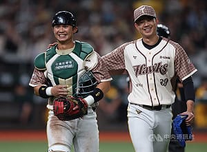 吳明鴻兼教練教學相長　10年再與黃子鵬投捕搭配