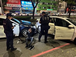 男涉毒駕拒檢撞4車釀3傷　自撞遭高雄警逮捕