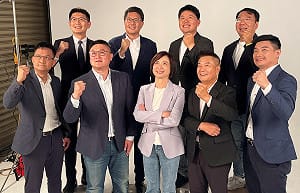 (影)何欣純合體議員參選人拍形象照 幕後花絮展現「台中隊」創新活力