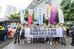 爭取三班護病比5/20前入法！護理團體至衛福部門口發起陳抗：不要打假球！  