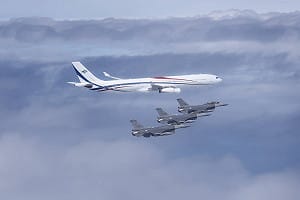 F-16伴飛史瓦帝尼國王專機畫面曝  蕭美琴：台灣要一直與世界同行