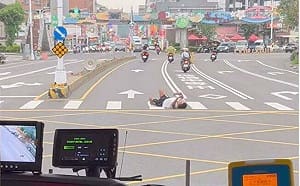 台中驚見「翻滾哥」躺馬路！網驚：吃到黯然銷魂飯？警依法開罰