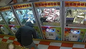 士林娃娃機大盜落網！偷一半遭巡邏員警當場逮捕 竊盜罪送辦