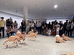 馬斯克祖克柏化身機器狗　「常規動物」柏林展出吸睛