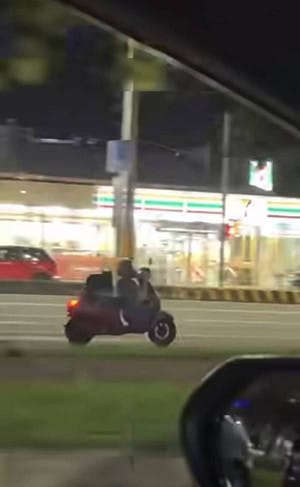 雲林街頭離譜畫面！騎士蹲著騎車讓狗坐坐墊  網：以為狗在騎車