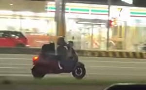 雲林街頭離譜畫面！騎士蹲著騎車讓狗坐坐墊  網：以為狗在騎車