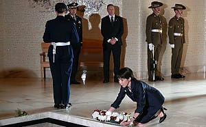 （影）日相高市早苗訪澳下跪獻花 陸媒痛批「政治表演」：何時來南京下跪？