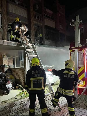 苗縣造橋透天厝暗夜火警  消防架梯救出6人1貓