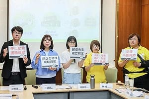台鐵行包車淪「活體商業運輸」   動保團體偕藍綠委籲農業部、交通部修法