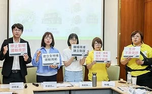 台鐵行包車淪「活體商業運輸」   動保團體偕藍綠委籲農業部、交通部修法
