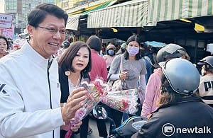 向天下媽媽們賀節  謝龍介率隊前往兵仔市場贈康乃馨