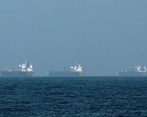 自己人照打？！首起中國油輪在荷姆茲海峽入口遇襲  甲板起火