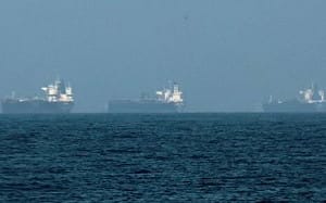 自己人照打？！首起中國油輪在荷姆茲海峽入口遇襲  甲板起火