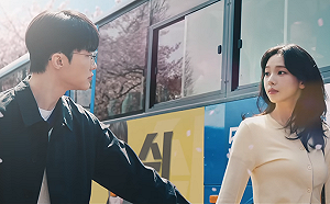 Faker、Karina夢幻聯動！牽手告白超甜蜜 狂吸15萬粉絲朝聖