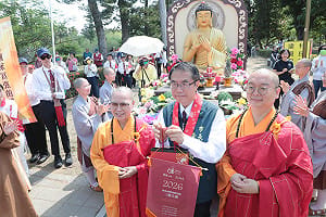 佛光山開山60週年行腳托缽抵台南  黃偉哲感謝為市民祈福安定人心