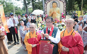 佛光山開山60週年行腳托缽抵台南  黃偉哲感謝為市民祈福安定人心