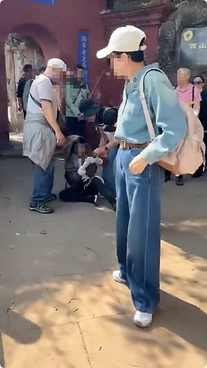 (影)台人遊浙江驚傳勸阻插隊遭中國大媽毆打倒地 還囂張搶手機嗆聲