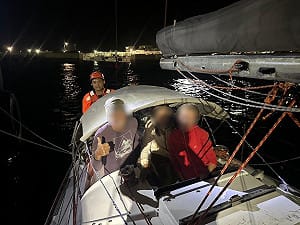 (影) 外籍帆船遇險主帆繩索斷裂 澎湖海巡即時救援引領進港