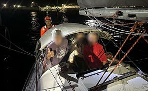 (影) 外籍帆船遇險主帆繩索斷裂 澎湖海巡即時救援引領進港