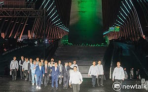 總統賴清德出席淡江大橋「感恩・美好之夜」 通車前晚會 卓榮泰、侯友宜陪同致敬工程英雄