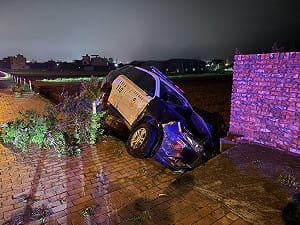 苗栗7旬翁疑毒駕心虛拒檢　碰撞警車釀2警傷