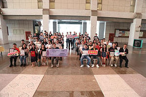 高雄愛心企業嘉惠社教館及校園    環保地墊打造學童安全學習環境