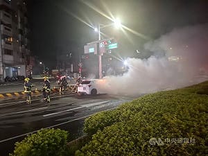 台中轎車火警一度傳爆炸聲　警消馳援撲滅無人傷
