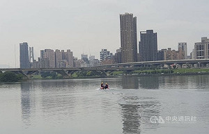 北市大稻埕碼頭2人落水　警消尋獲9旬翁送醫搶救