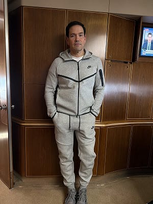 盧比歐一身「NIKE套裝」登空軍一號  網譏：馬杜洛被捕也這樣穿
