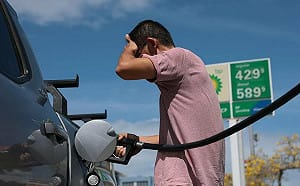 局勢破冰？荷莫茲海峽傳將重開 國際油價崩跌至6週低點